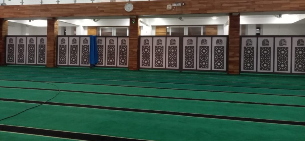 pengaplikasian pembatas shaf sholat masjid rangka besi hollow tampak depan - motif krawangan hasil kreasi cnc router #488