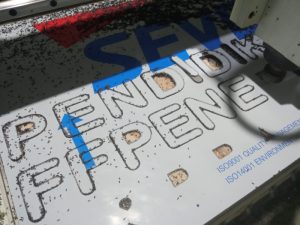 cutting logo dan huruf acp