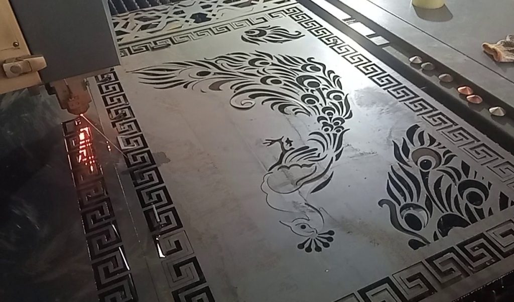 Jasa laser cutting depok Jasa laser cutting depok bahan besi motif burung merakbahan besi hasil motif burung merak